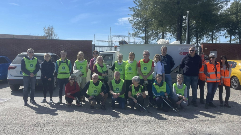 Volontari di Novara Green hanno ripulito la zona in fondo a via Generali